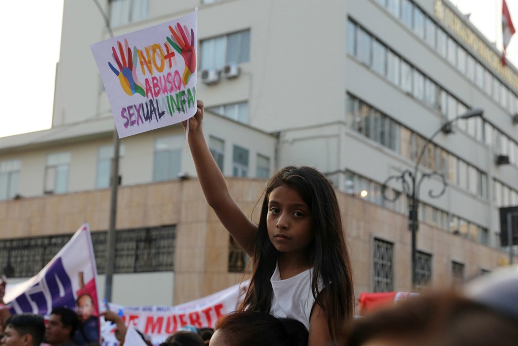 Một cuộc biểu tình chống xâm hại tình dục trẻ em ở Peru năm 2018. Ảnh: Reuters.